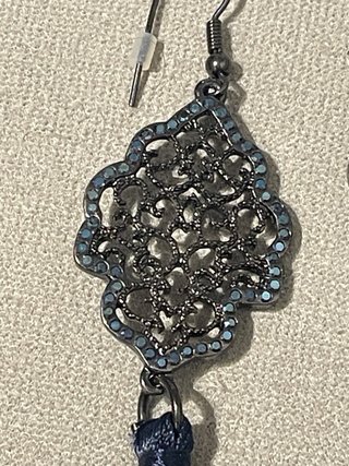 Pendientes largos con flecos azul plateado