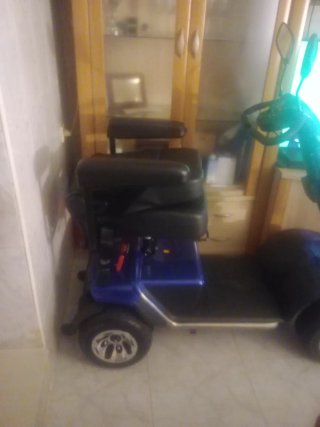 Scooter eléctrico azul y negro pera personas mayor
