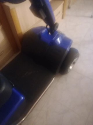 Scooter eléctrico azul y negro pera personas mayor