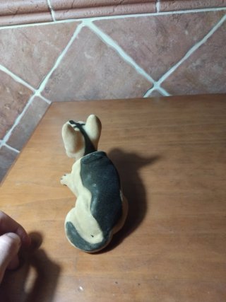 Perro antiguo que mueve la cabeza para coche clási