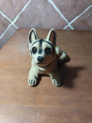 Perro antiguo que mueve la cabeza para coche clási