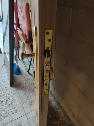Puerta de calle de metal imitación madera