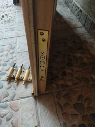 Puerta de calle de metal imitación madera