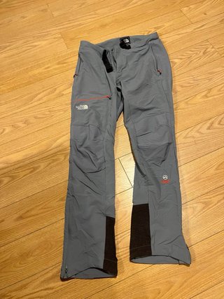 Pantalón The North Face gris y negro