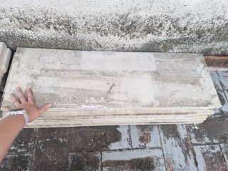 Piezas de mármol blanco