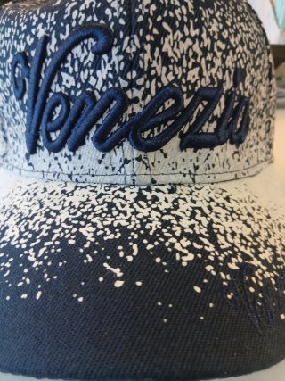 Cappello uomo nuovo con cartellino