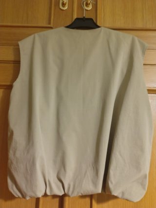 Chaleco beige con bolsillos