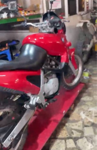 BMW F650 Funduro Roja muy restaurada