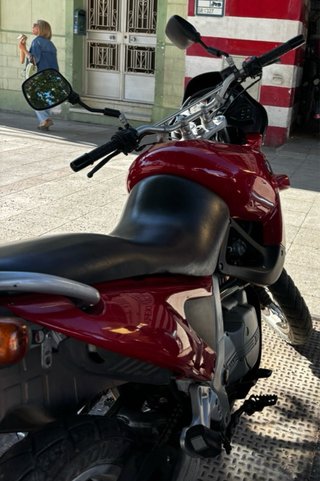 BMW F650 Funduro Roja muy restaurada