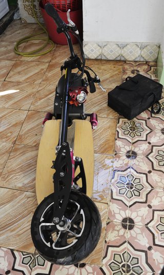 Patinete eléctrico tipo scooter con asiento
