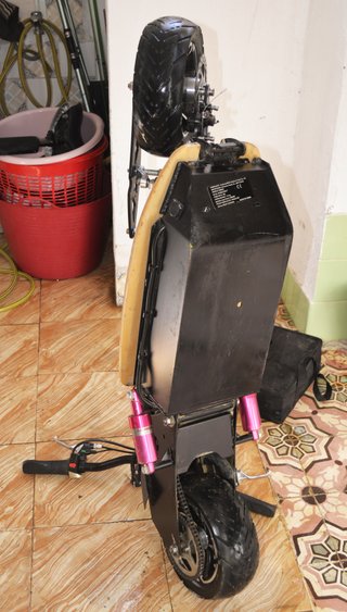 Patinete eléctrico tipo scooter con asiento