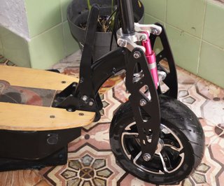 Patinete eléctrico tipo scooter con asiento
