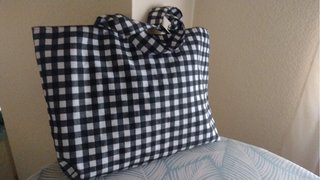 Bolso reversible artesanal cuadros blanco y negro