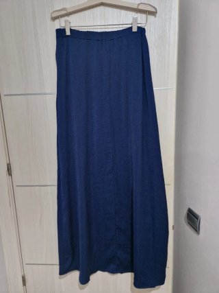 Falda larga azul de raso
