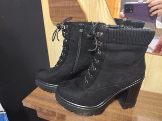 Botines negros con cordones y cremallera