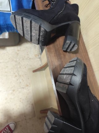 Botines negros con cordones y cremallera