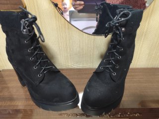 Botines negros con cordones y cremallera