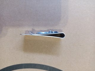 Pinza para billetes con diseño de cruz