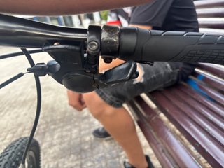 Bicicleta blanca para arreglar y usar