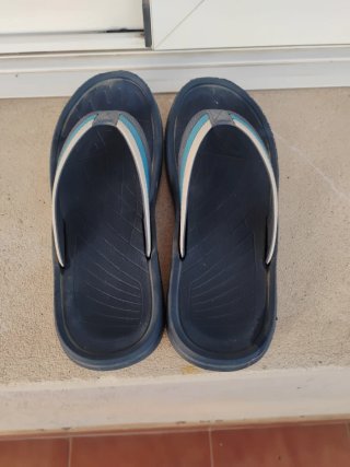 Chanclas azules y beige