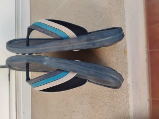Chanclas azules y beige