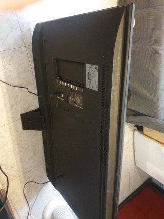 Televisor Negro 55 pulgadas con el mando