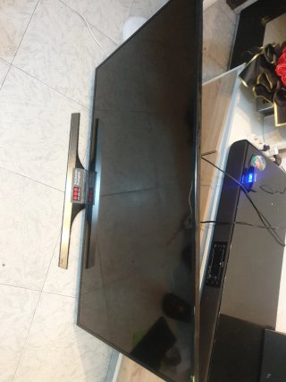 Televisor Negro 55 pulgadas con el mando