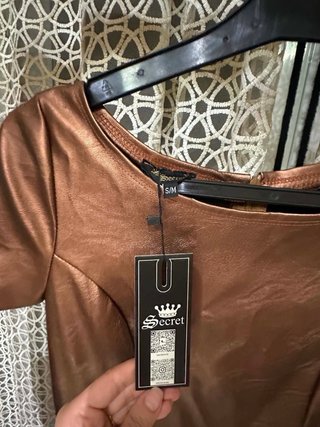 Vestido midi efecto piel color bronce/cobre.