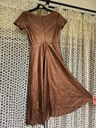Vestido midi efecto piel color bronce/cobre.