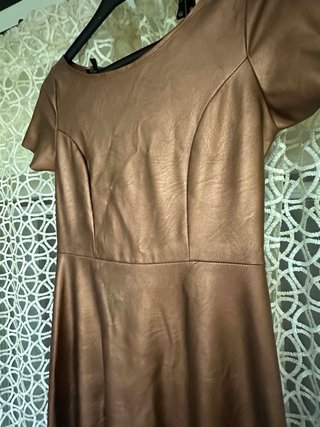 Vestido midi efecto piel color bronce/cobre.