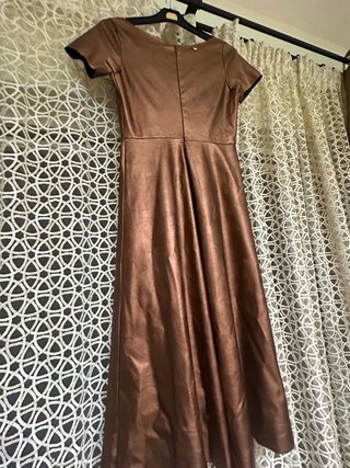 Vestido midi efecto piel color bronce/cobre.