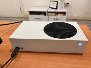Xbox Series S Blanca con 4 mandos