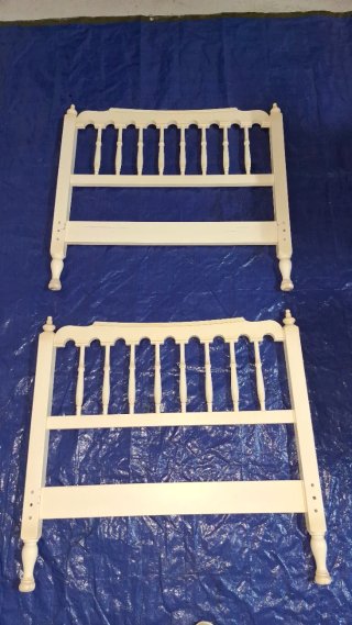 Cabeceros de cama de madera restaurados.