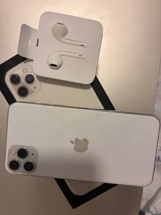 iPhone 11 Pro Max Plata + Cascos