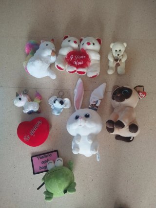 Lote de peluches variados.