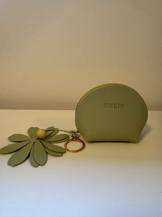 Monedero SHEIN con llavero flor