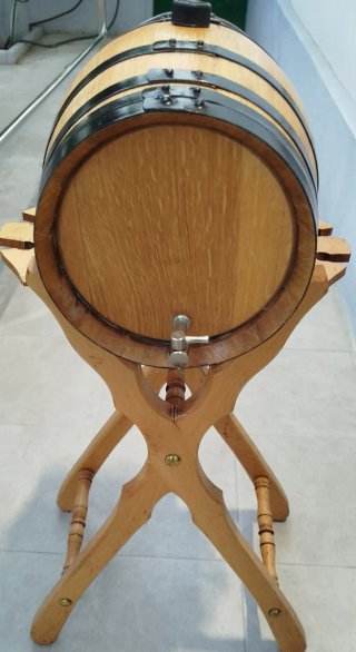 Barril de madera con soporte