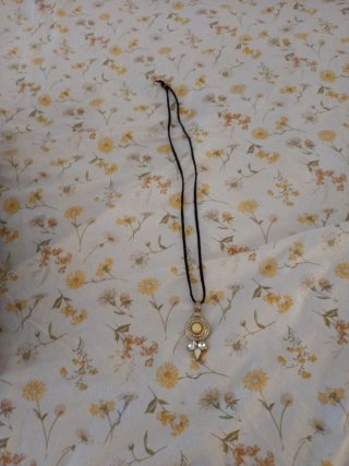 Collar plateado con colgante amarillo