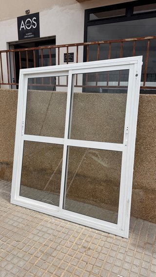 Ventana corredera blanca