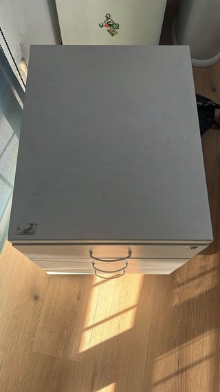 Escritorio con cajonera y patas metálicas