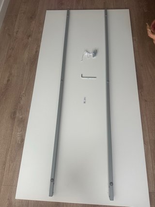 Mesa de escritorio modelo Thyge Ikea.