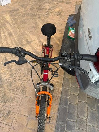 Bici Decathlon rossa da restaurare