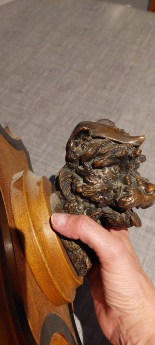 Figura Perro de bronce con gorro para colgar
