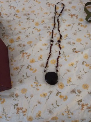 Collar de semillas y piedra