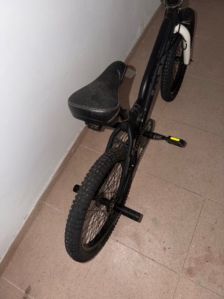 Bicicleta BMX nera e bianca