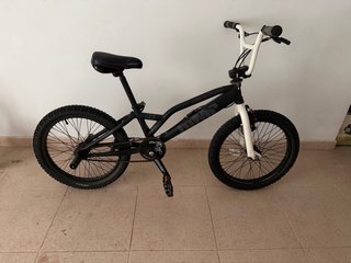 Bicicleta BMX nera e bianca