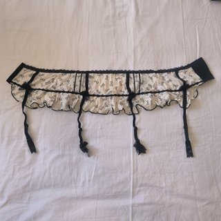 Liguero blanco lazos negros y volante - Talla M