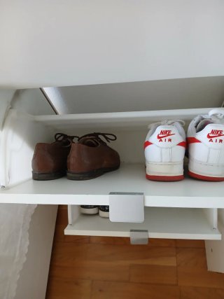Zapatero blanco de madera y plástico
