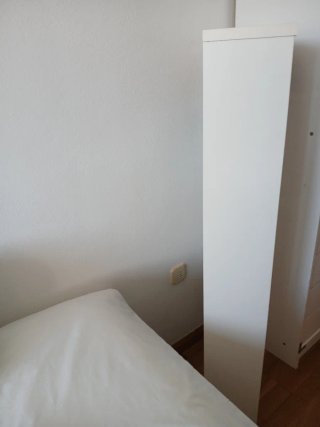 Zapatero blanco de madera y plástico