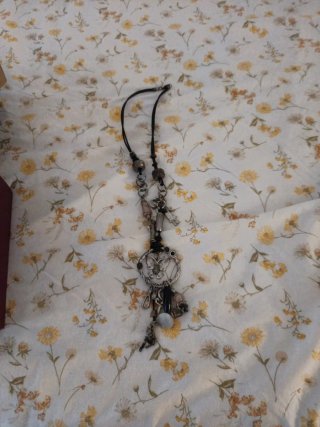 Collar con colgantes plateados